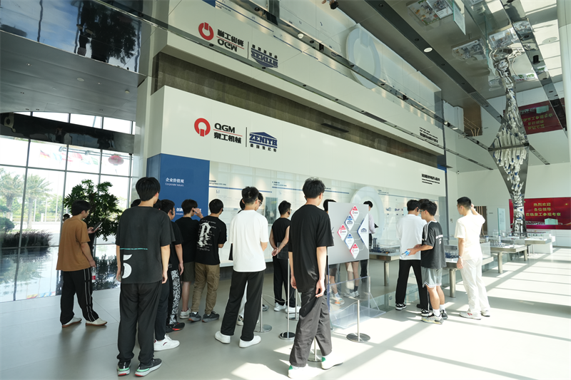 Liming Vocational University besøkte Fujian Quangong Machinery Co.,Ltd for et jobbutviklingsprogram.