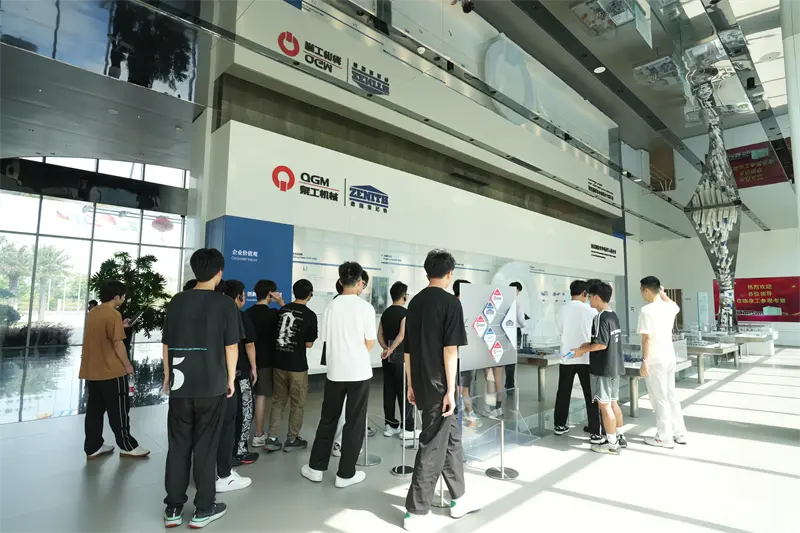 Liming Vocational University besøkte Fujian Quangong Machinery Co.,Ltd for et jobbutviklingsprogram.