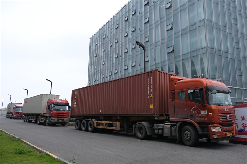 QGM-mursteinfremstillingsmaskiner sendt til Midtøsten, hjelper regional konstruksjon med å ta et nytt sprang fremover