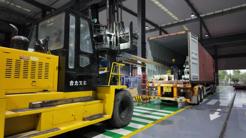 Massive skip bærer tillit, og intelligent produsert utstyr er på vei til destinasjoner over hele verden.