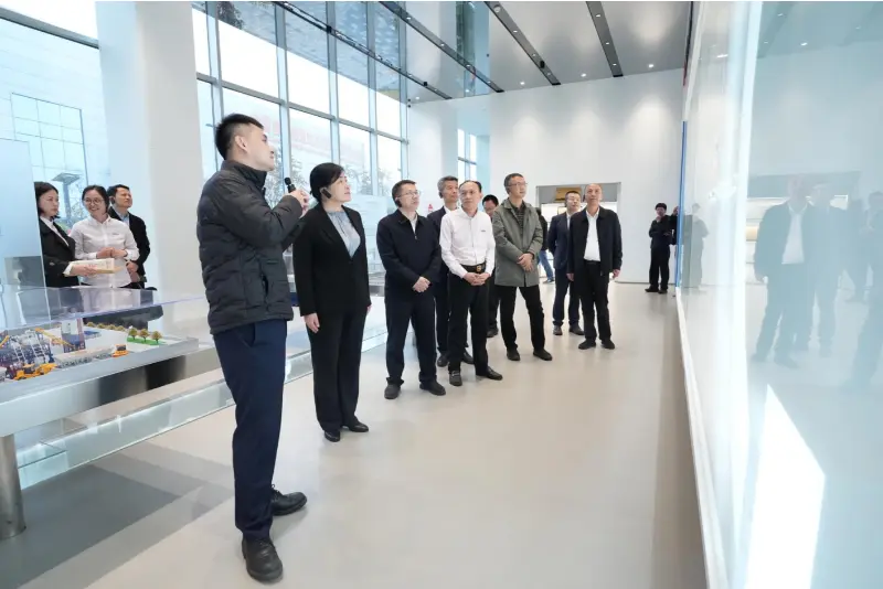 Mr. Liu Min, visegeneraldirektør for Bureau of Private Economy ved National Development and Reform Commission (NDRC), og hans delegasjon besøkte Quangong Machinery Co., Ltd. for en inspeksjons- og forskningstur.