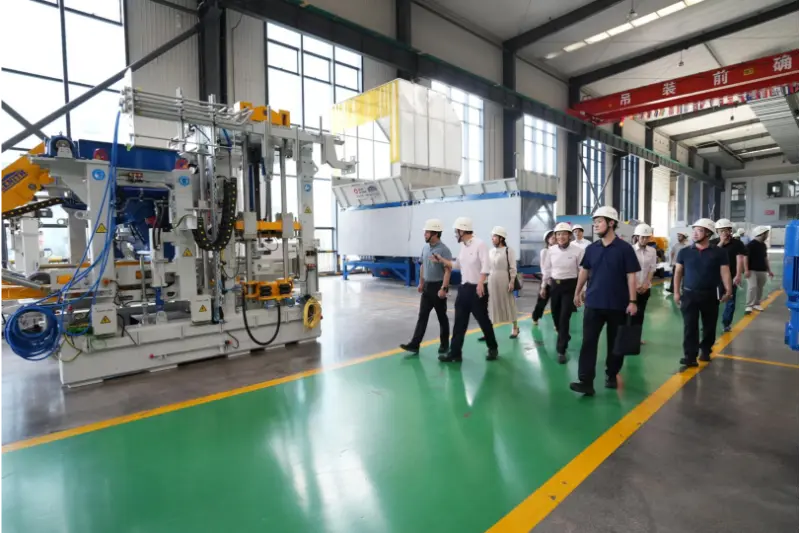 Tjenestemenn fra Fujian provinsavdeling for industri og informasjonsteknologi besøker Quangong Machinery Co., Ltd. for inspeksjon og veiledning