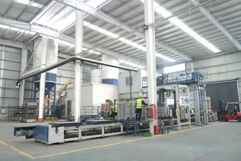 Automatisk belegningsblokkmaskin for Sørøst-Asia | Effektive produksjonsløsninger for betongutlegger