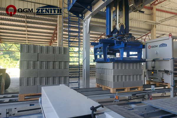 QGM NYE ZN900C Automatisk betongblokkfremstillingsmaskin i Honduras