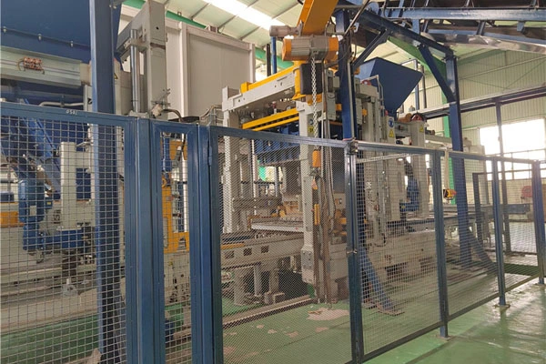 Zenith1500-2 betongblokkmaskinprosjekt satt i drift, hjelper Mali kommunale bygging